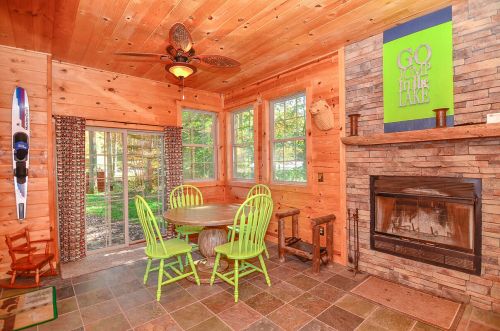 Sitting Area at Whitewater Lodge Deep Creek Lake